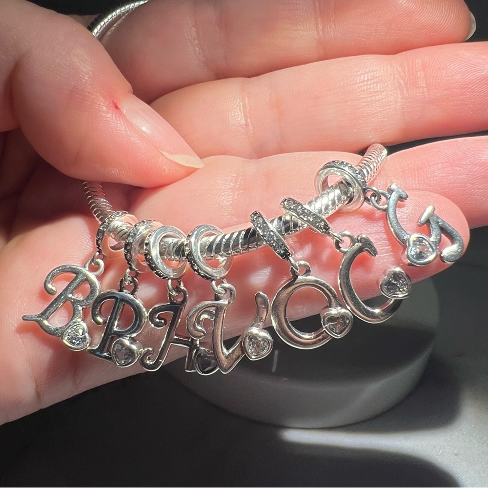 Letter V Charm - Picture 6 of 9